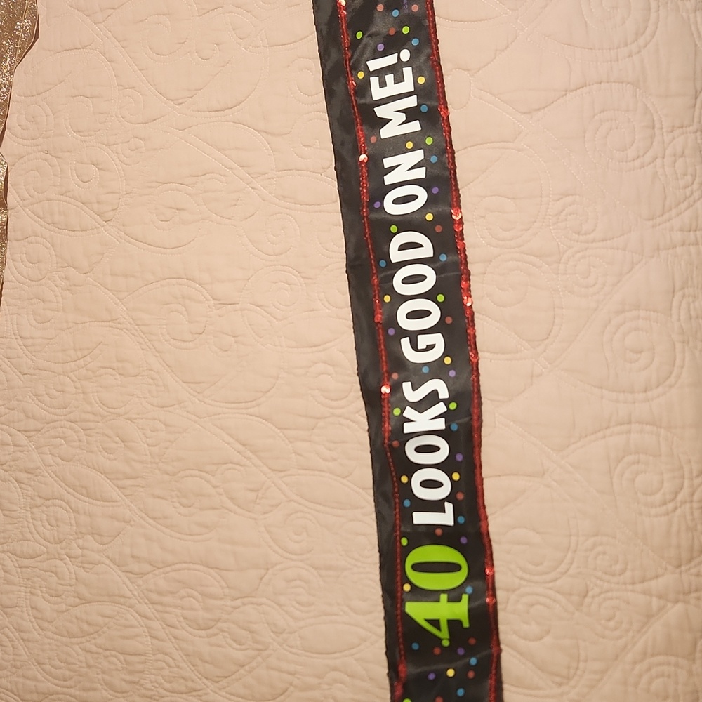 "40 looks good on me" Birthday Sash